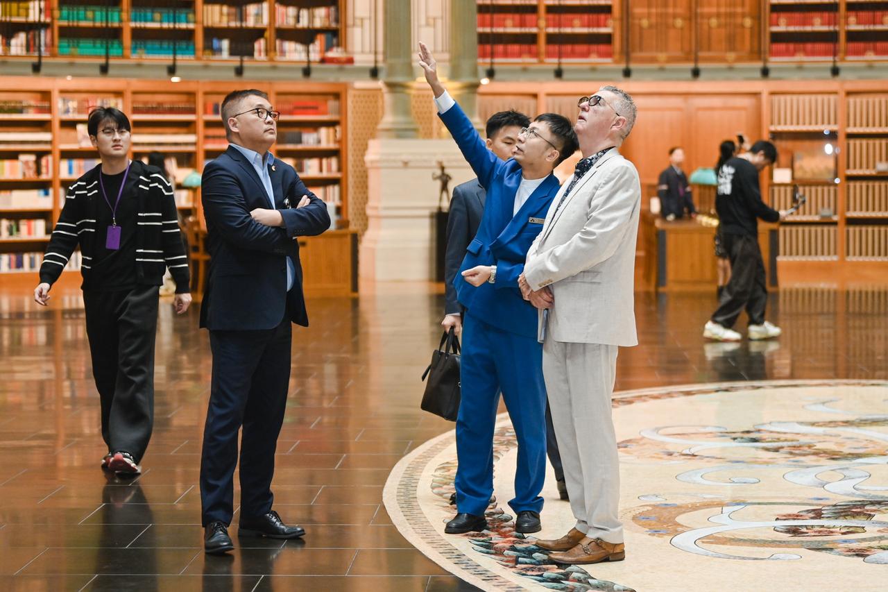 尊界S800的真正护城河不是配置,是闭门名单?
在豪车竞争激烈的当下,参数已难分