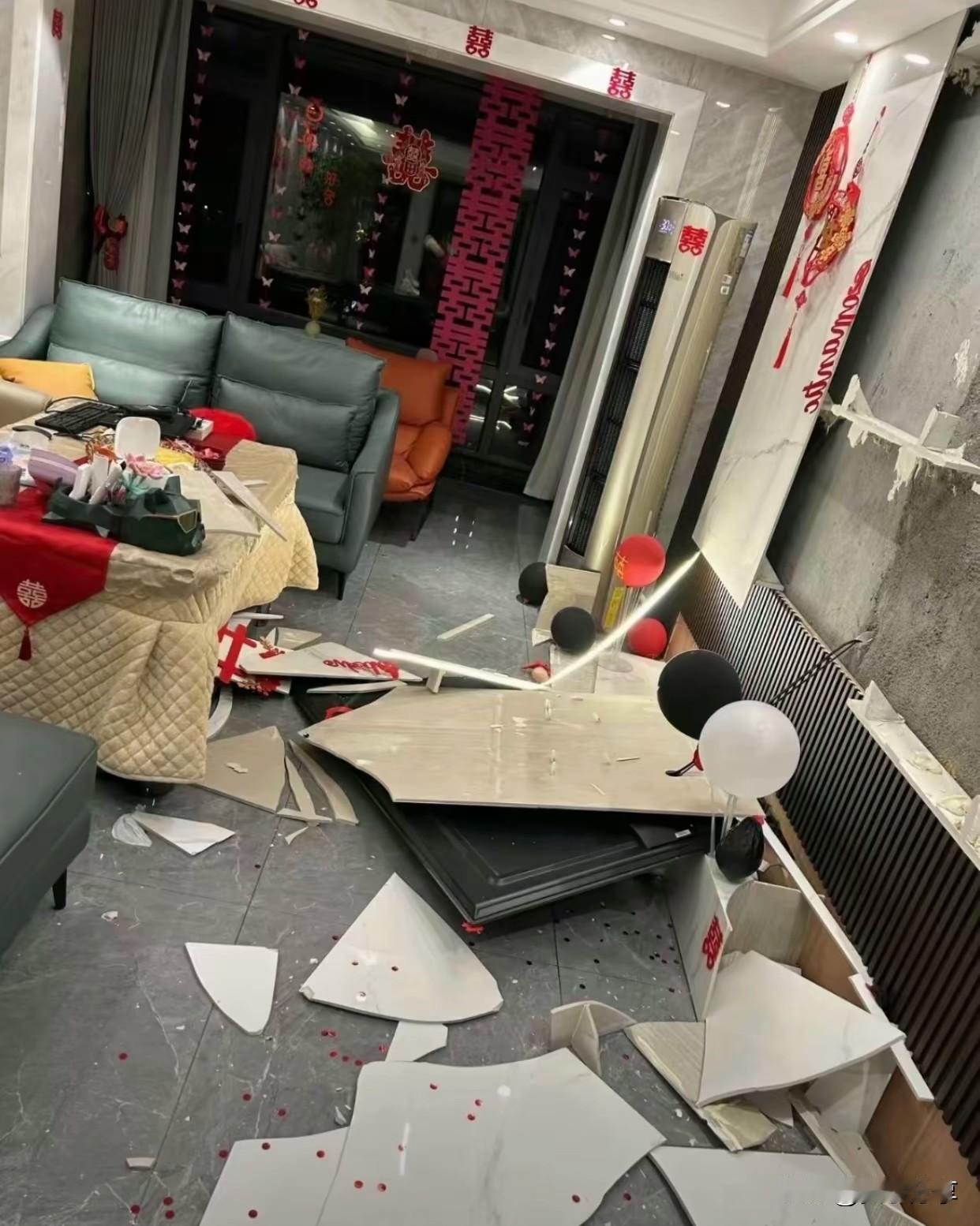办结婚证！
我穿西装打领带去的  ，
结果就这样了，
把囍收起来下次再用，
真会