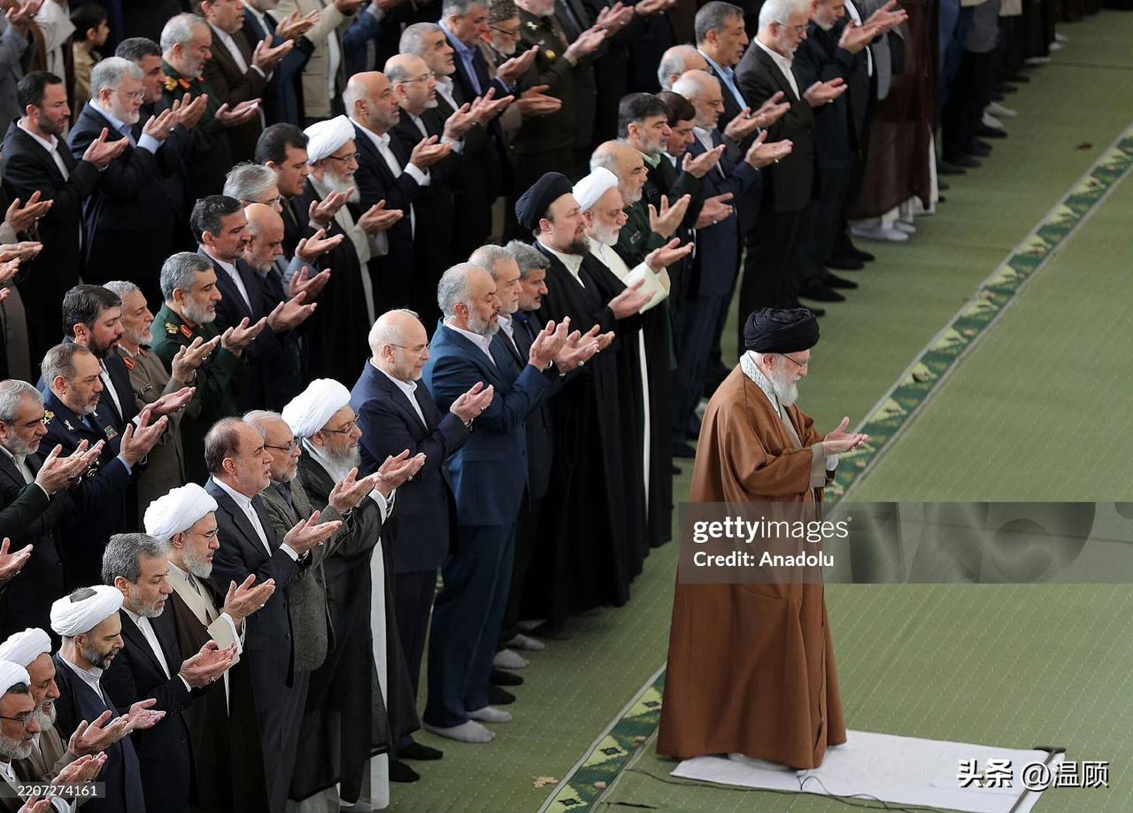 德黑兰开斋节变天！伊朗高层集体“隐身”，信号不简单
今年伊朗德黑兰开斋节祈祷，和
