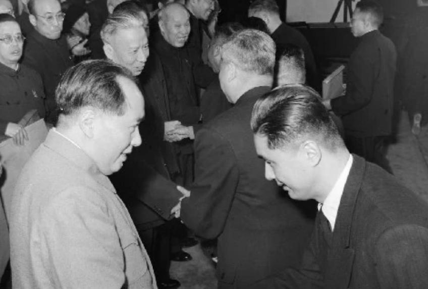 1983年，67岁的荣毅仁为何焦急写信给中央，恳请不要批准熊向晖的退休请求？
1