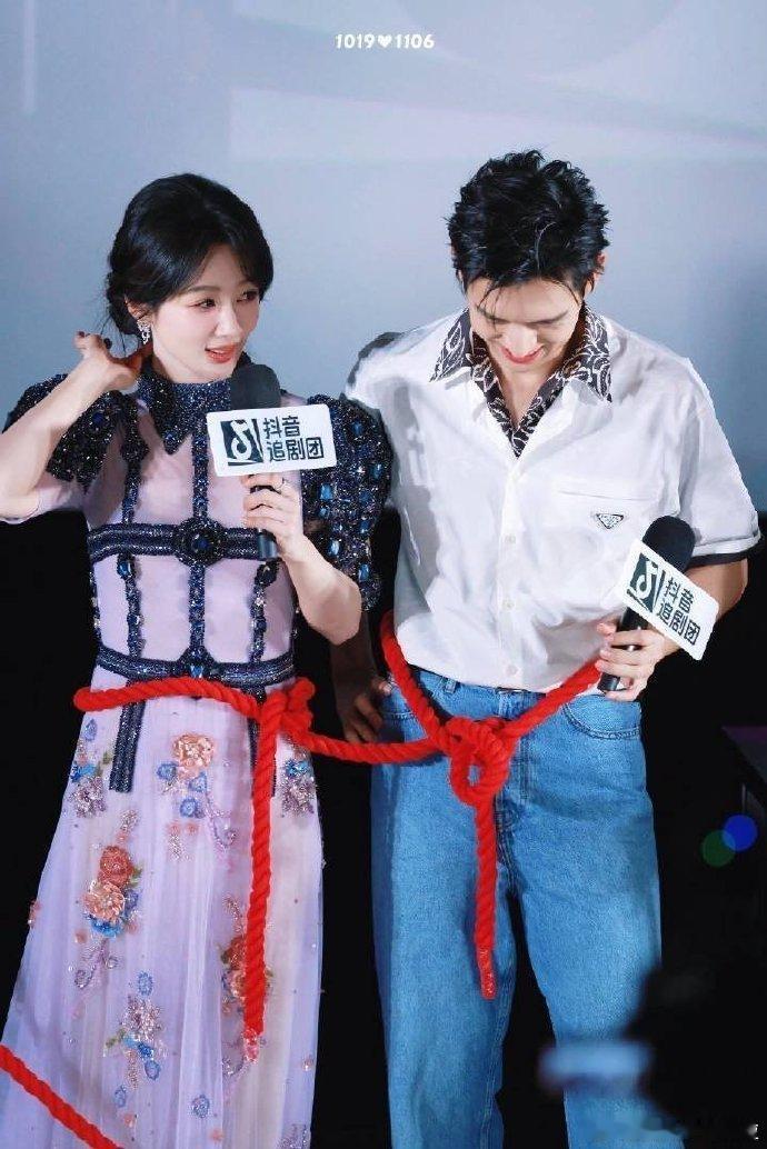杨紫李现吃菌子了吧《锦绣芳华》剧组这精神状态太让人羡慕了！杨紫弹琵琶，李现他们仨
