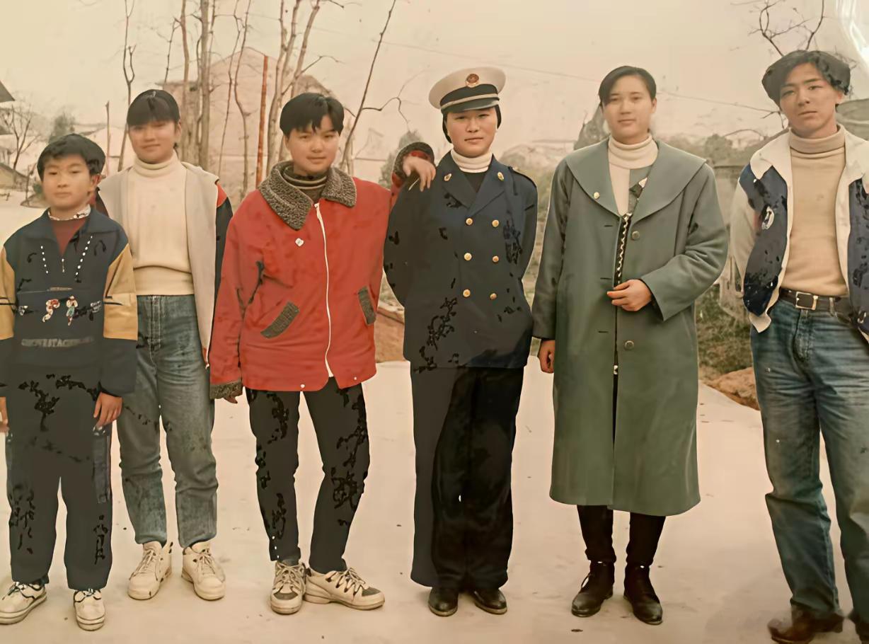 这张照片拍摄于1989年，江苏省南京市海军医学高等专科学校临床医学专业女学生穿着