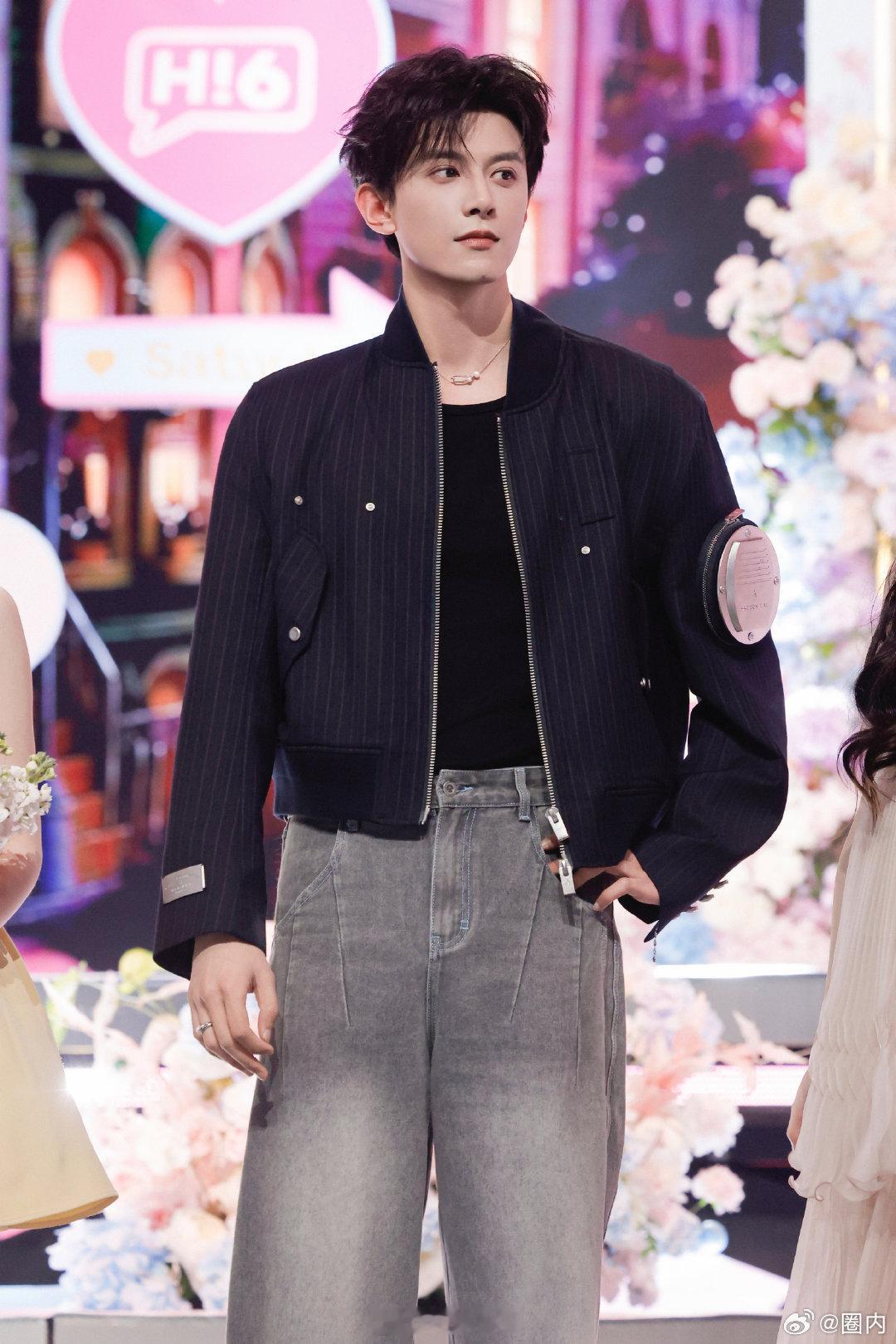 邓凯平举孔雪儿邓凯男友力好a  邓凯sbti不愧是男友力max，平举孔雪儿轻轻松