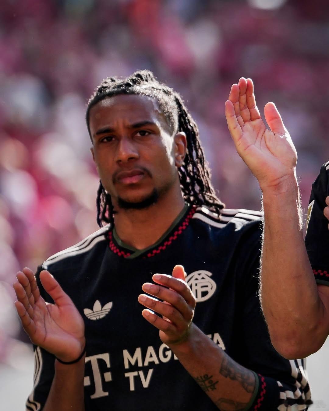 🚨 當被問及2億歐元轉會費時，魯梅尼格表示：“2009年，切爾西為弗蘭克·里貝