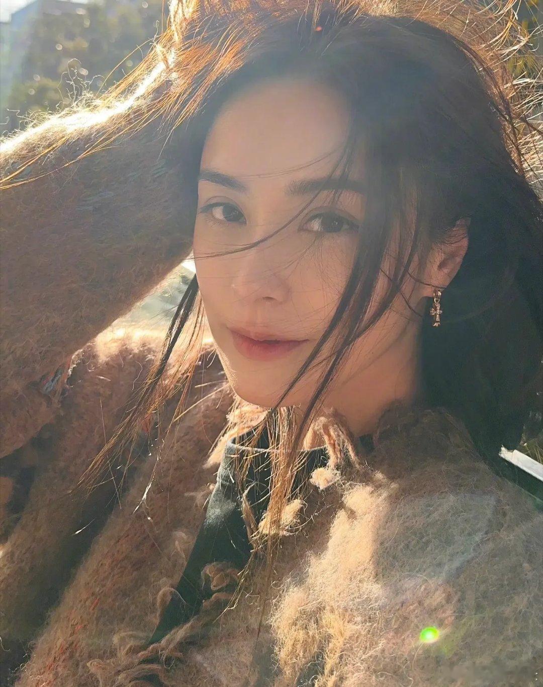 阿娇钟欣潼新年晒新照，她又瘦了，脸部轮廓更清晰了，五官更精致了！抛开身高和身材单
