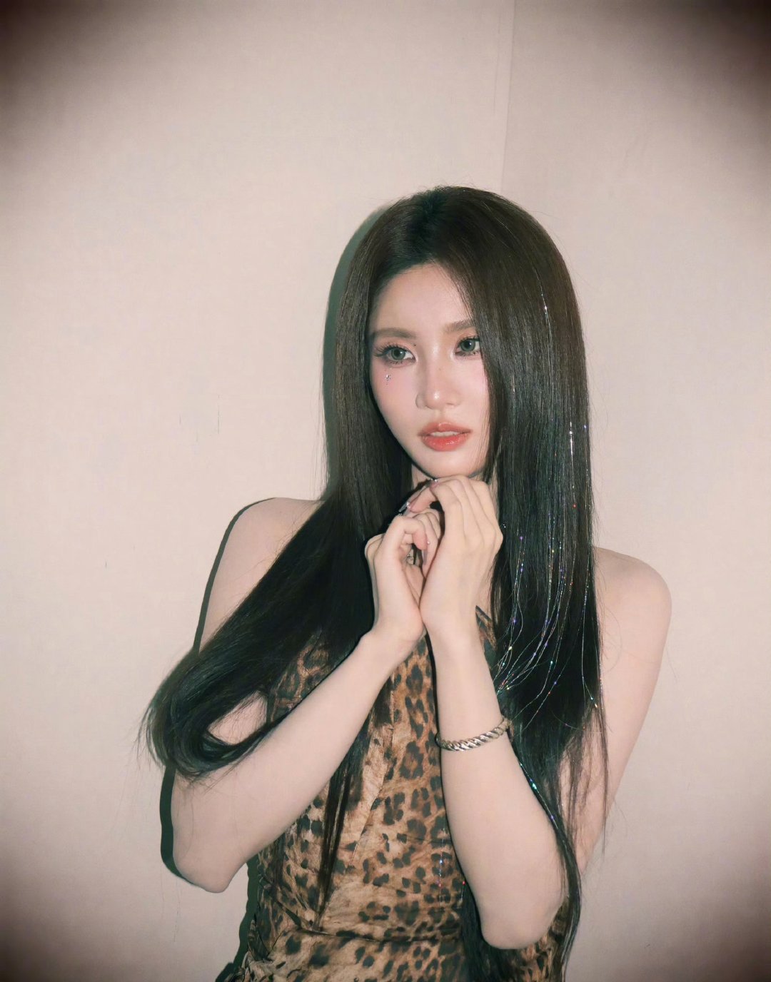 张慧雯二公豹纹造型张慧雯： 本羊羊已经穿好豹纹皮肤🐆，黑长直辣妹没错了！张慧雯