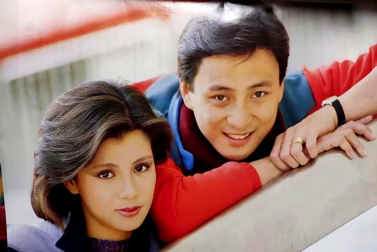 时隔38年，汤镇业终于肯正面回应翁美玲葬礼上那把“断梳”了！
当年多少人骂他薄情