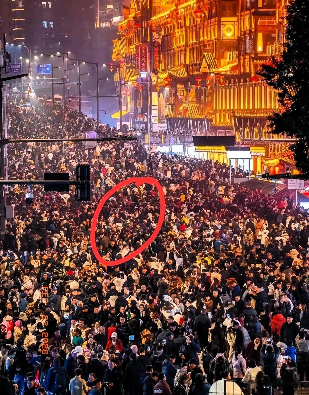 「木子老师如是说」
杭州“天下第一财神庙”大年初五成人潮，搞笑劝返让人哭笑不得：