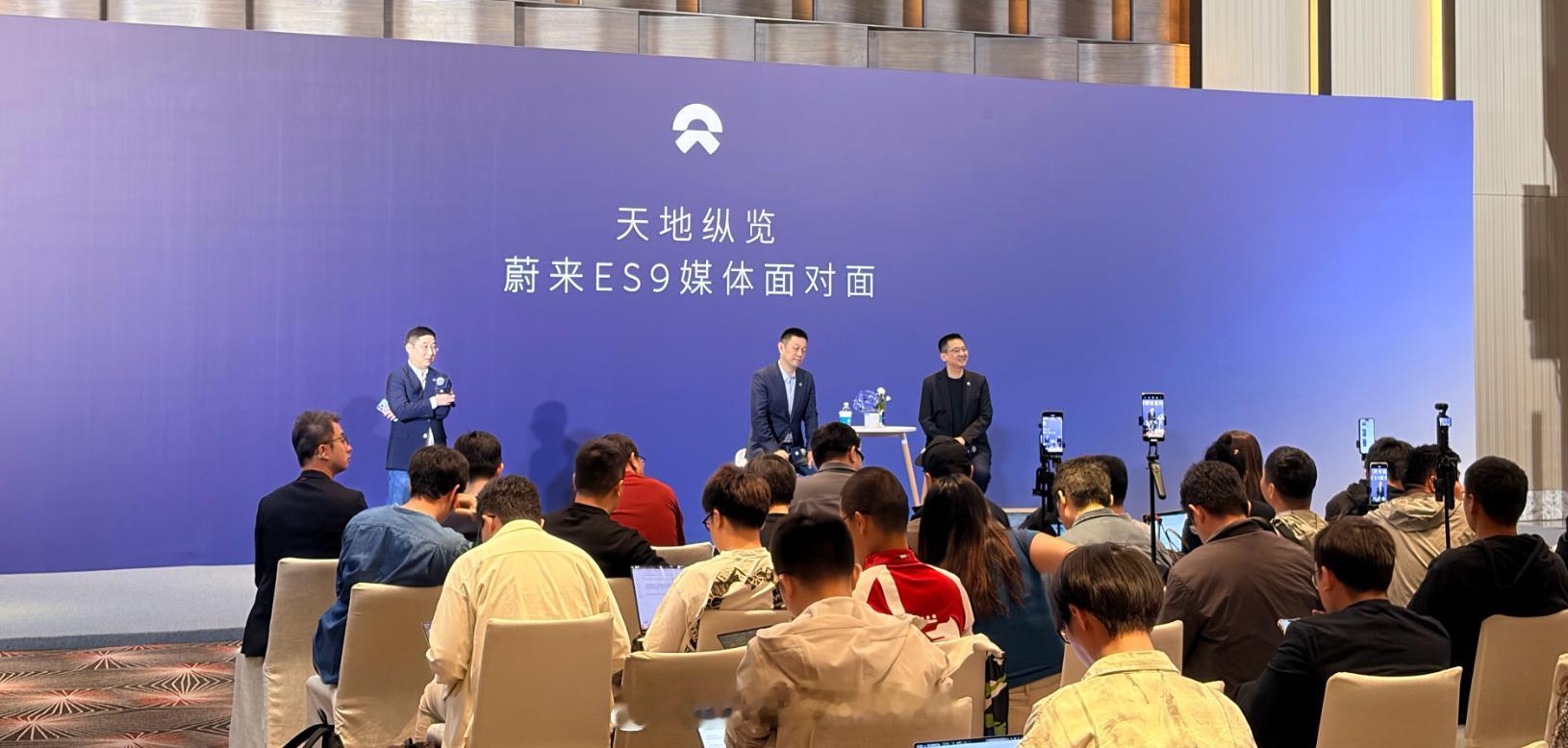 被问到蔚来ES9的订单李斌的回答是：社区内有需求的都会定，社区外订单数，是去年E