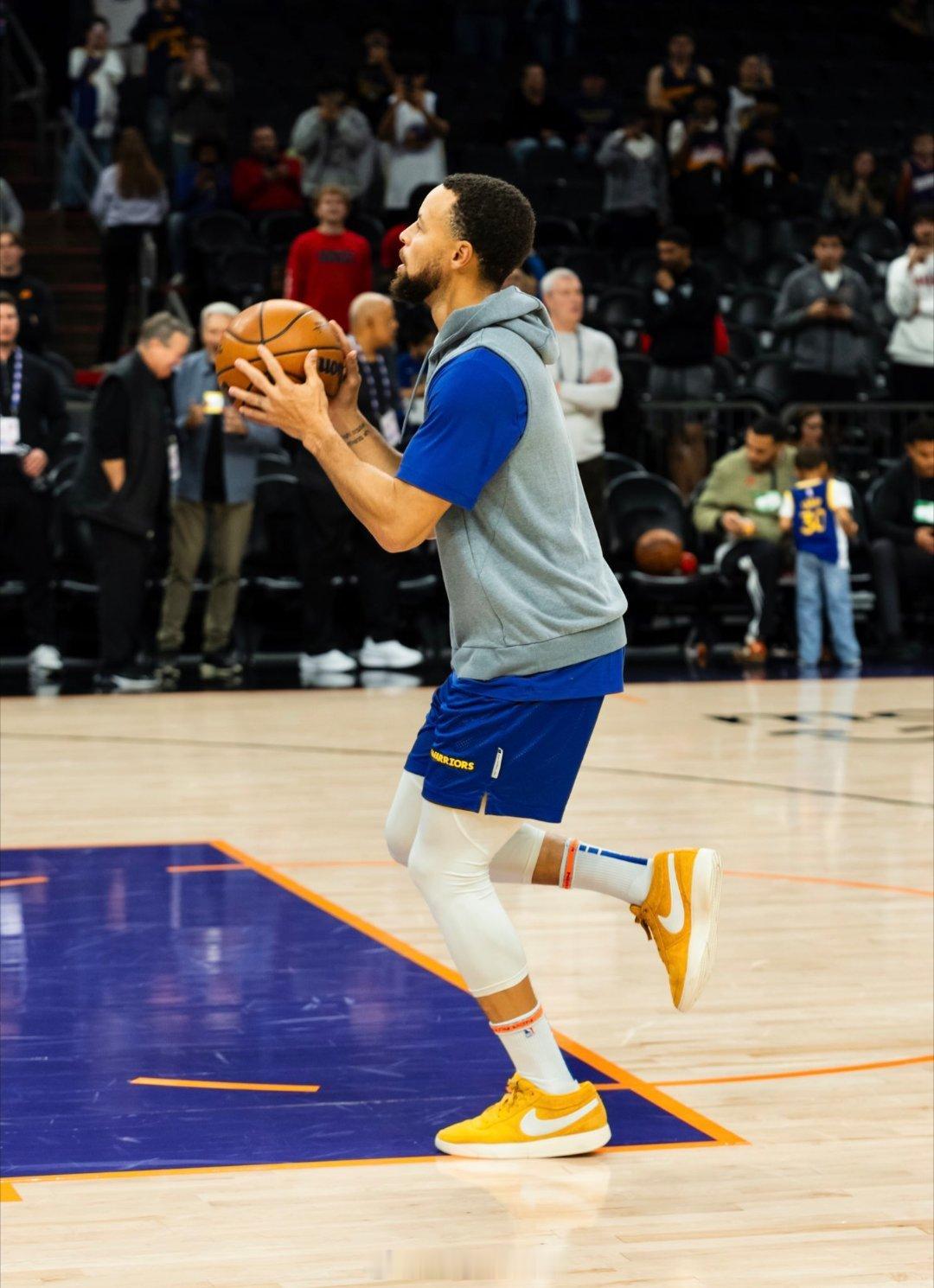 库里上脚BOOK 1，这双鞋确实挺帅，之前就想搞一双，有朋友买过的嘛，脚感咋样 