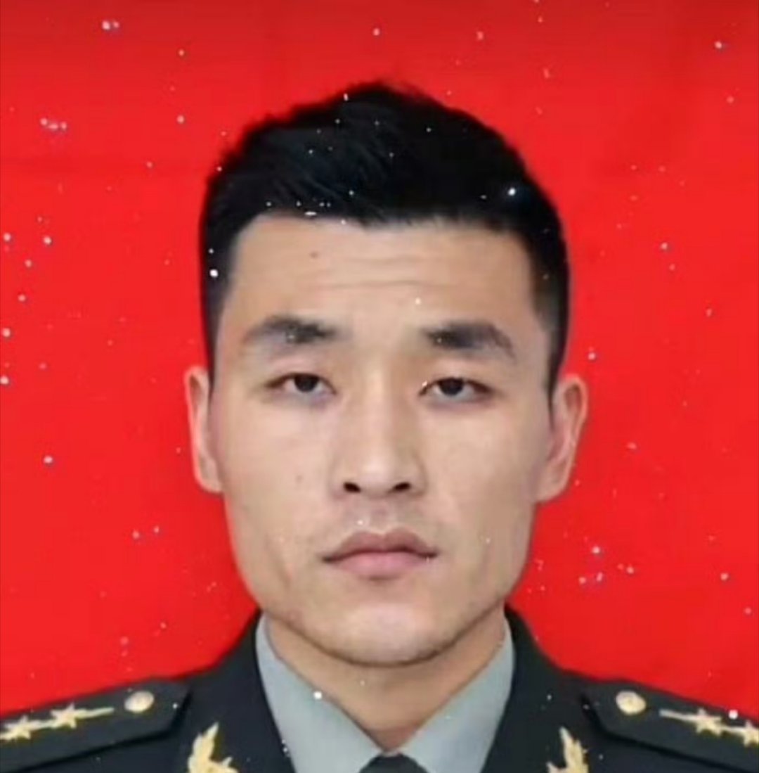 飞行员王晓东，于2017年在执行夜间飞行训练任务时，为了保护人民群众的财产安全，
