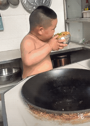 这小身板，杠杠的，这么小就懂得不浪费粮食，难怪长得这么壮实！[赞]