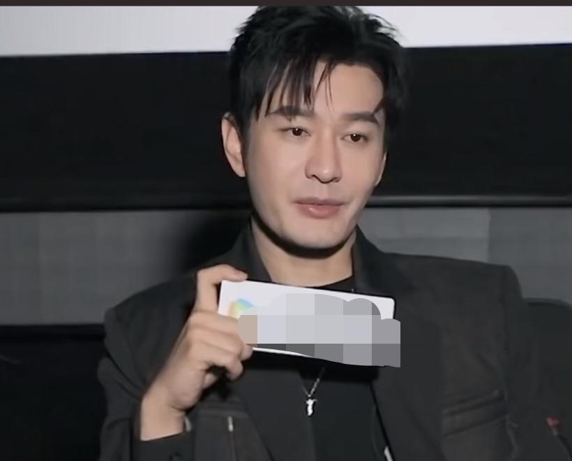 谁能想到那个文质彬彬的黄晓明为了抢角色，居然对何润东下狠手。
事情是这样的，当初