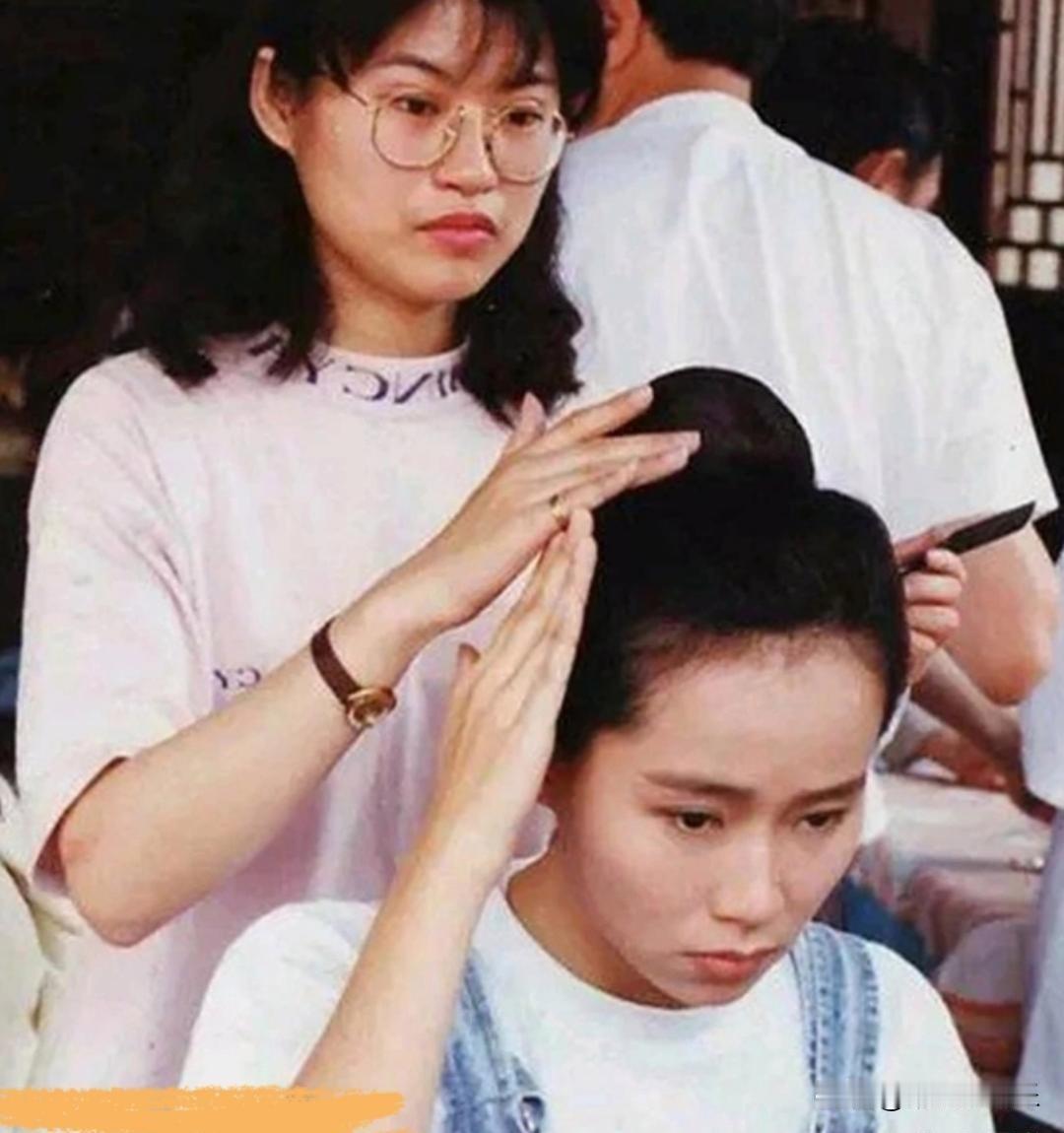 白娘子当年的剧照看起来真实又温馨，
叶童的许仙即使不换戏服角色感依然满级，小青女
