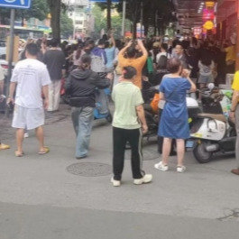 发帖网友回应刘畊宏强制清场争议刘畊宏在广西某网红粉店录制综艺时，被网友爆料“强制