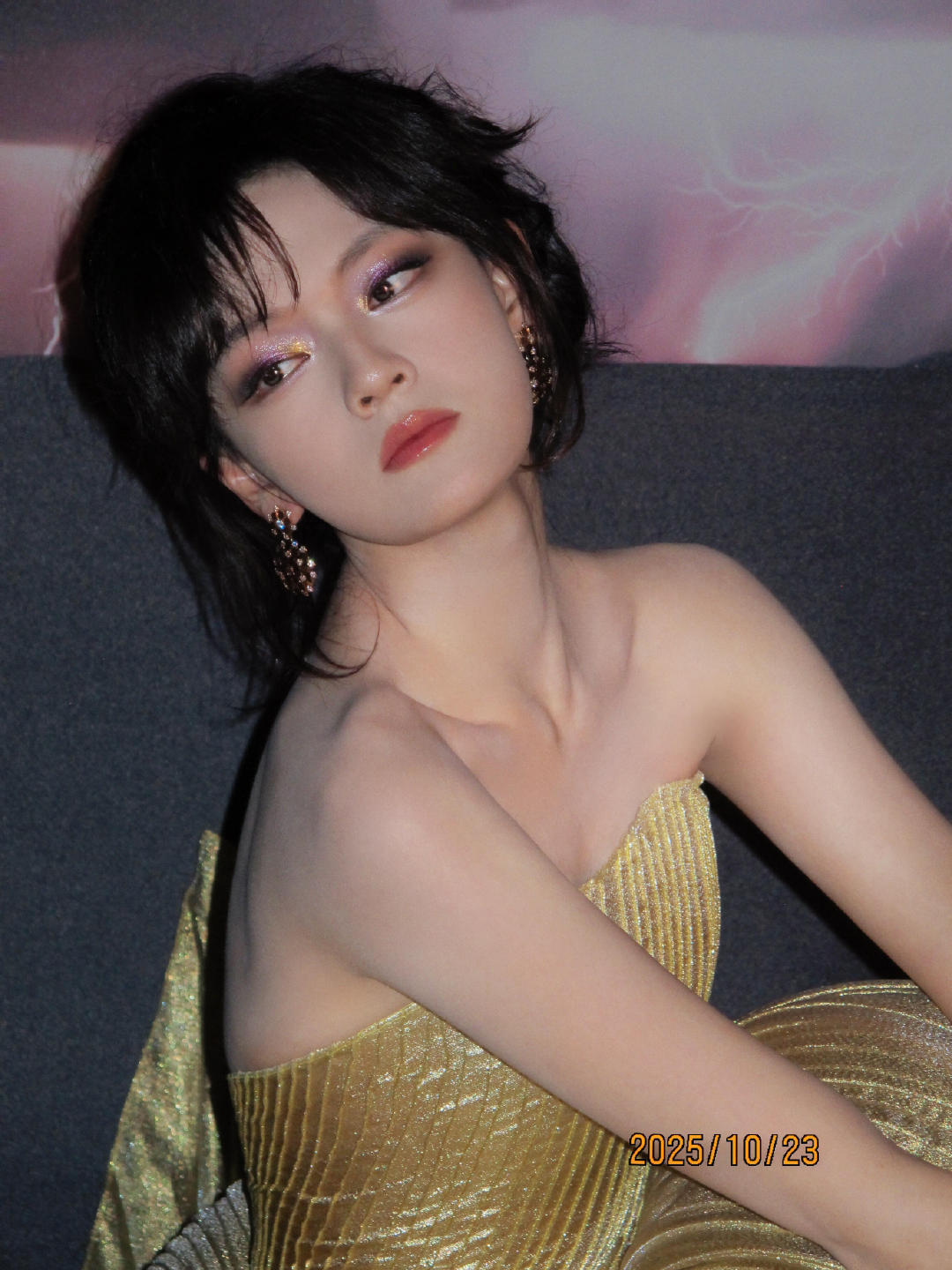 文淇VOGUE眼妆 聚焦文淇VOGUE造型！眼妆以鎏金碎钻勾勒璀璨，搭配金色礼裙