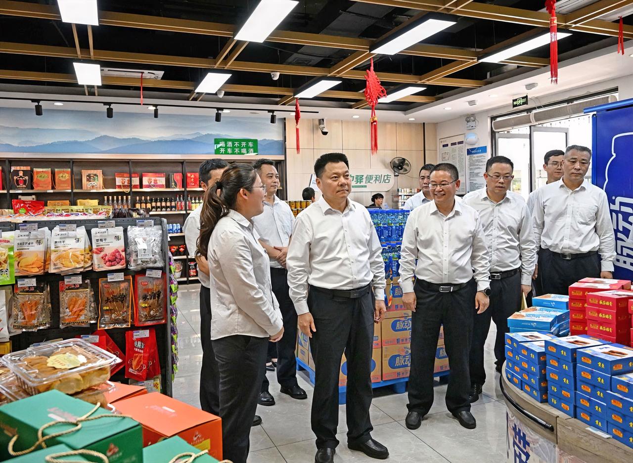 7月15日，江苏交控党委书记、董事长王先正到长兴太湖服务区、宜兴太湖服务区，实地