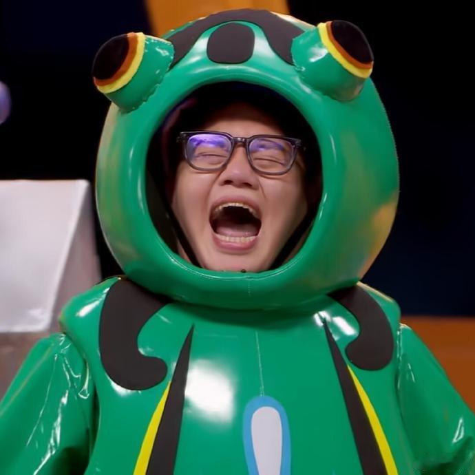 六块腹肌加载中 完了真成蛤蟆墩了。腿的维度没咋变...一使劲儿全是肌肉啊...噔