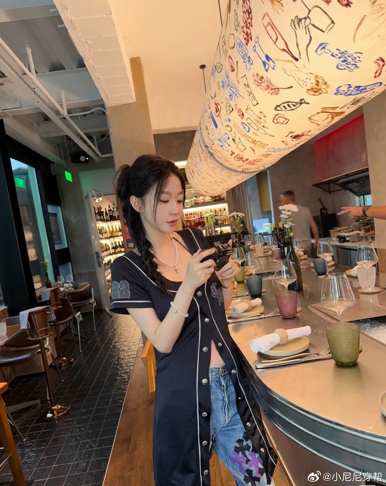 潘玮柏太太宣云晒出女儿背影照，小姑娘都长这么大了！她们现在定居上海，女儿也在上海