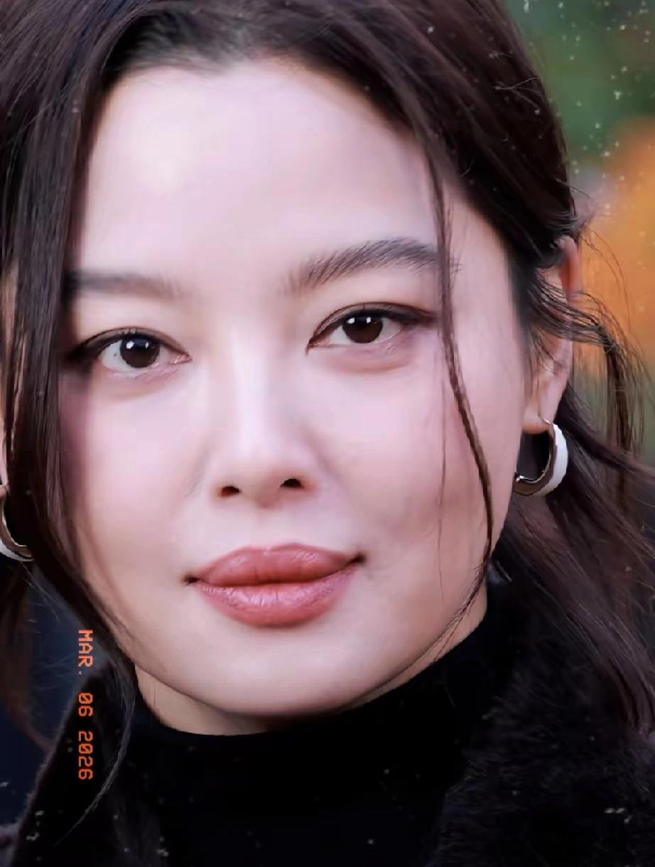 辛芷蕾：不是传统美女，却凭一张脸让人过目不忘
 
    细看辛芷蕾，长相并非传