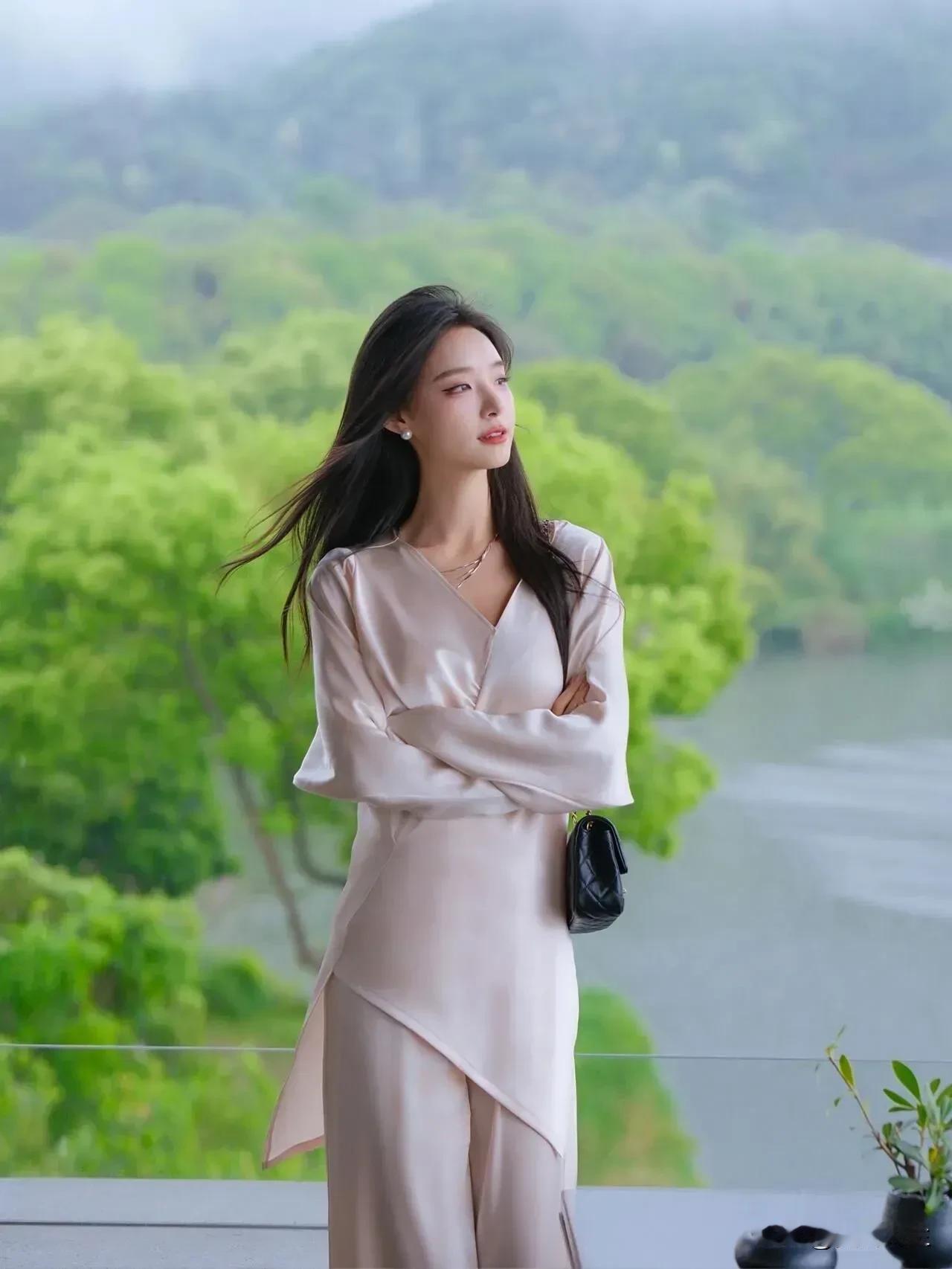 祁连县座落在祁连山腹地的草原深处，像一块被时光遗忘的绿松石，即遗世独立，又暗藏人