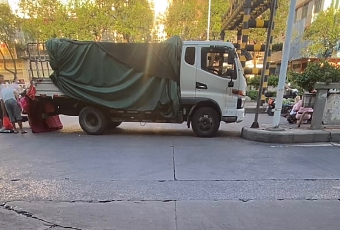 6月23日，玉林城区桥洞路口货车停路中间摆摊，这个路段应该是玉林小摊贩最乱的位置