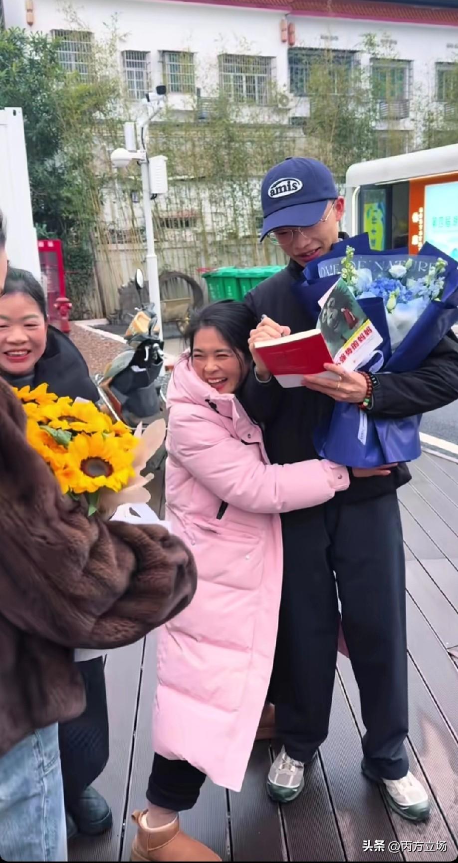 有粉丝在路上偶遇郭有才，赶紧送上鲜花。郭有才笑着接过来，还给了粉丝一个大大的拥抱