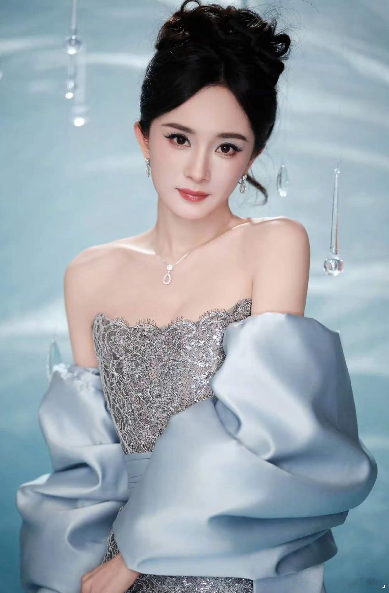 1.幂幂不同意前夫把女儿送进港娱，连夜带着律师团队冲到香江与对方谈判。2.周星驰