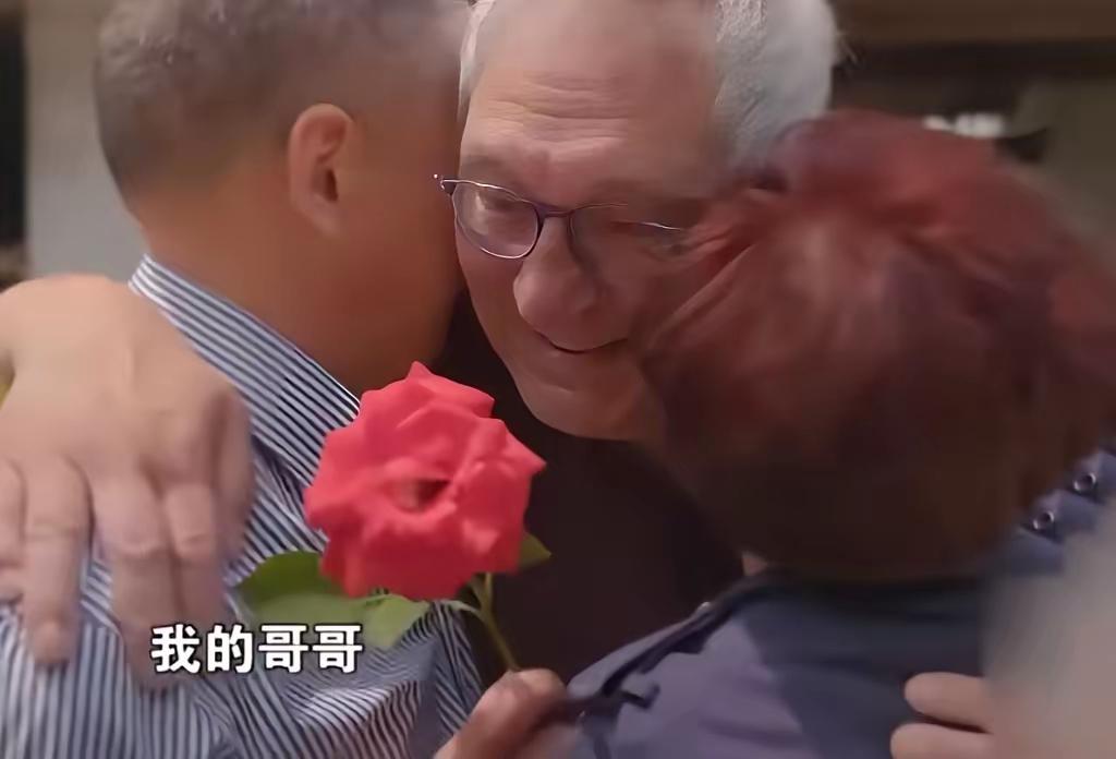 [月亮]2017 年，浙江丽水吴家兄妹整理老屋，意外发现了父亲的遗物：一张荷兰保