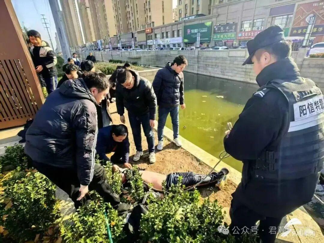 滨州一小学生落入冰河…

12月24日，山东滨州，阳信县公安局特巡警大队三名队员