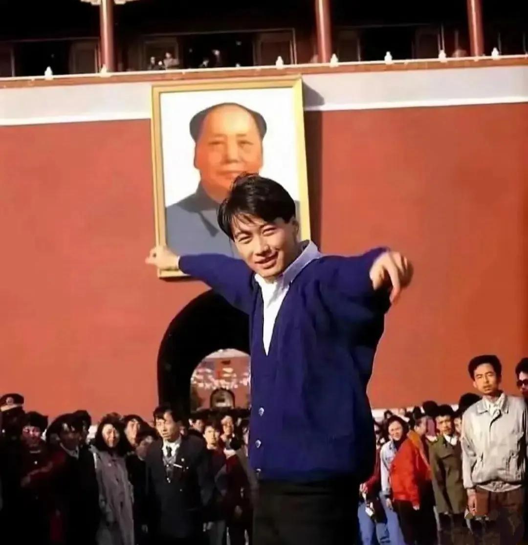 1992年回北京的黎明来到天安门前，这应该是夜晚时分，围满了群众歌迷，1992年