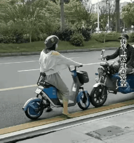 小姐姐马路上骑行电动车遇上逆行三轮车，三轮车老者对她喋喋不休，用手比划着说，你不
