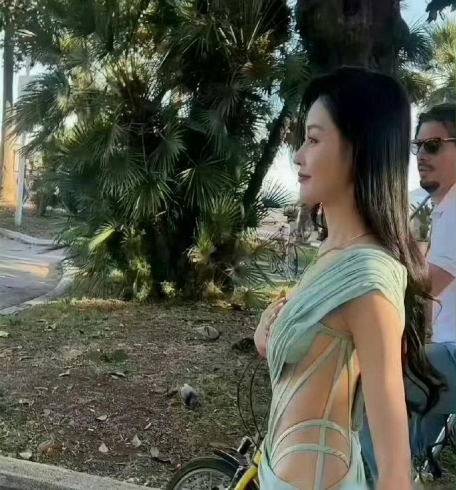 这礼服是人穿的吗 感觉好难受 五花大绑的