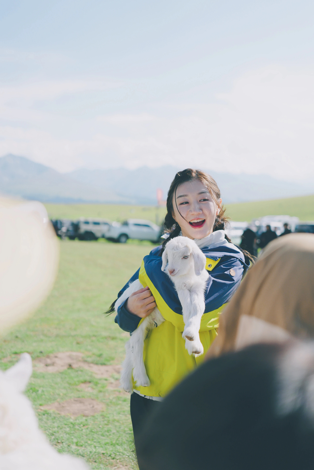 宝宝怎么这么可爱别人抱猫 抱小狗 抱小兔 宝宝抱小羊🐏[奶牛猫]©️：Xq🥕