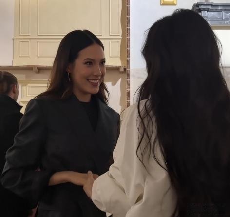 李圆梦☕ 热点观点﻿【杨幂谷爱凌合照 好娇啊小幂】杨幂谷爱凌米兰同框！一个雪场女