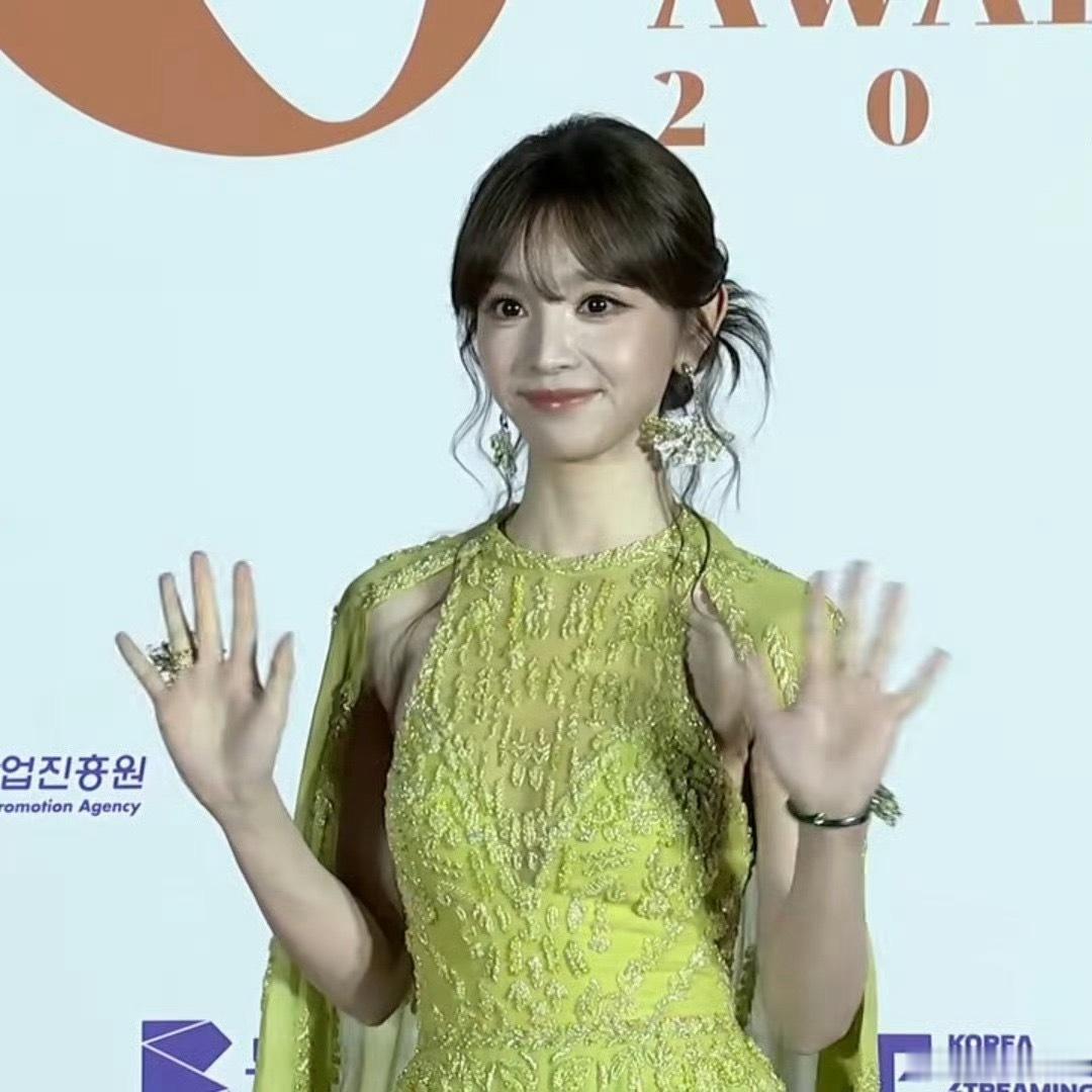 田曦薇韩国活动照你们觉得好看吗 