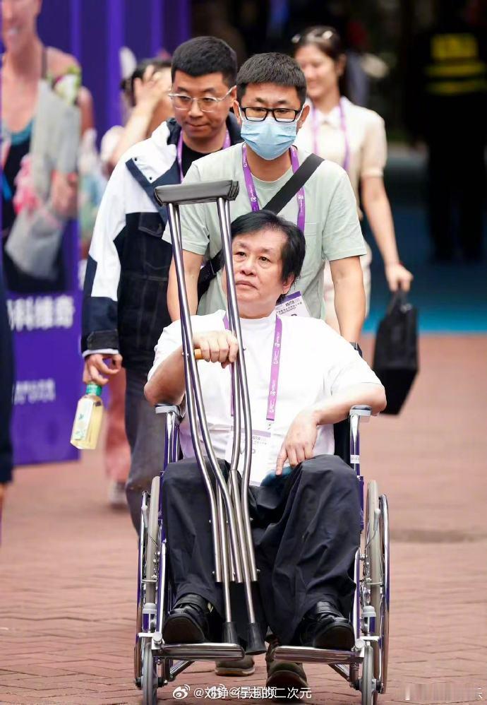 郑智化怒斥深圳机场郑智化怒斥深圳机场【郑智化连滚带爬进飞机】10月25日，歌手发