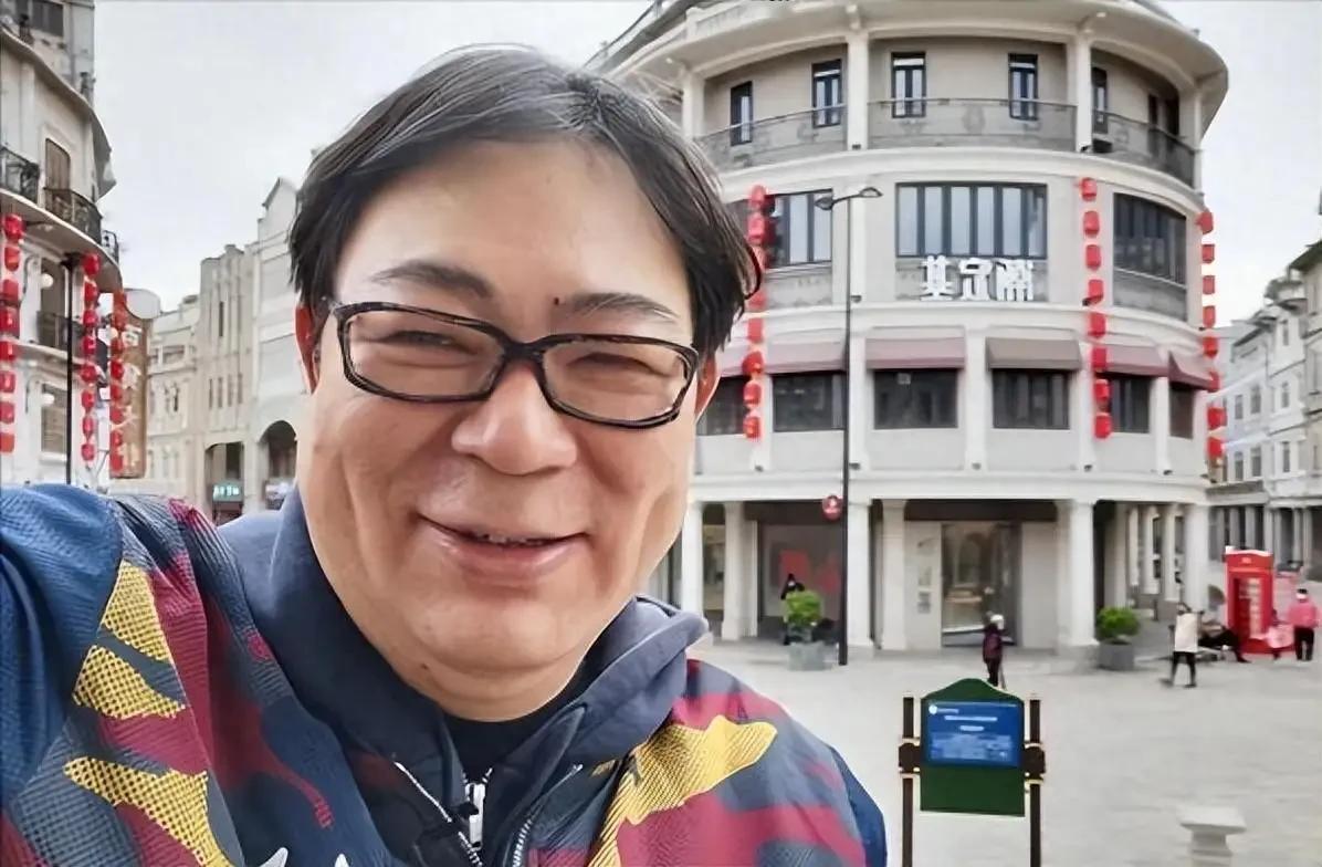 高亚麟和徐梓钧带火了孔乙己，孔乙己的茴香豆跟着也会火，他在北京的北海，有时候这火