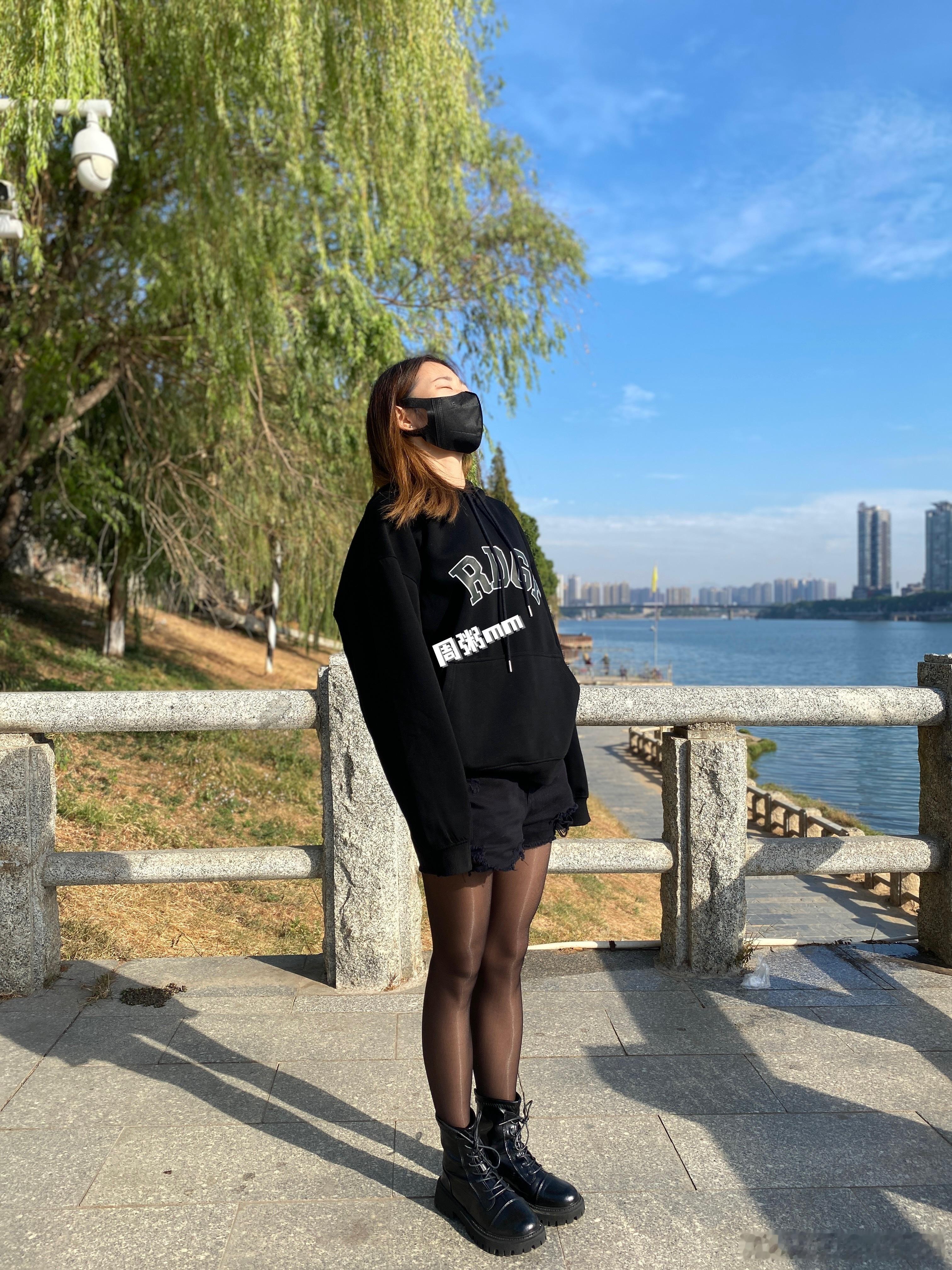 早上就出太阳咯 