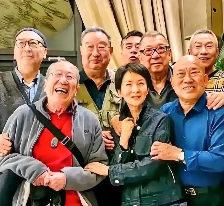陈宝国还没做好准备咋就照上了，即使这样，也能看出是他。《大宅门》里的老演员们，都