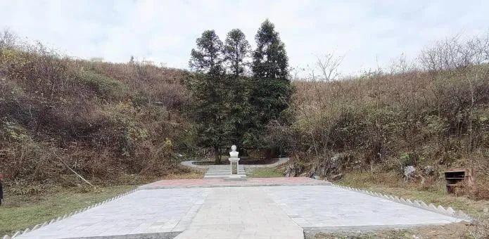 1952年晚，几名美军举起刺刀对着志愿军的遗体刺捅，没多久便大摇大摆地离开，却不