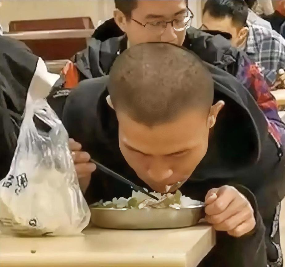 看韦东奕吃饭小心翼翼的样子，
恨不得离开别人几米远。
所以有一点很不理解，
他怎