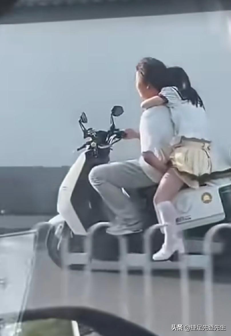 有女儿的家长爸爸千万不要去外地打工，最好是每天晚上都能回来，有些是妈妈替代不了的