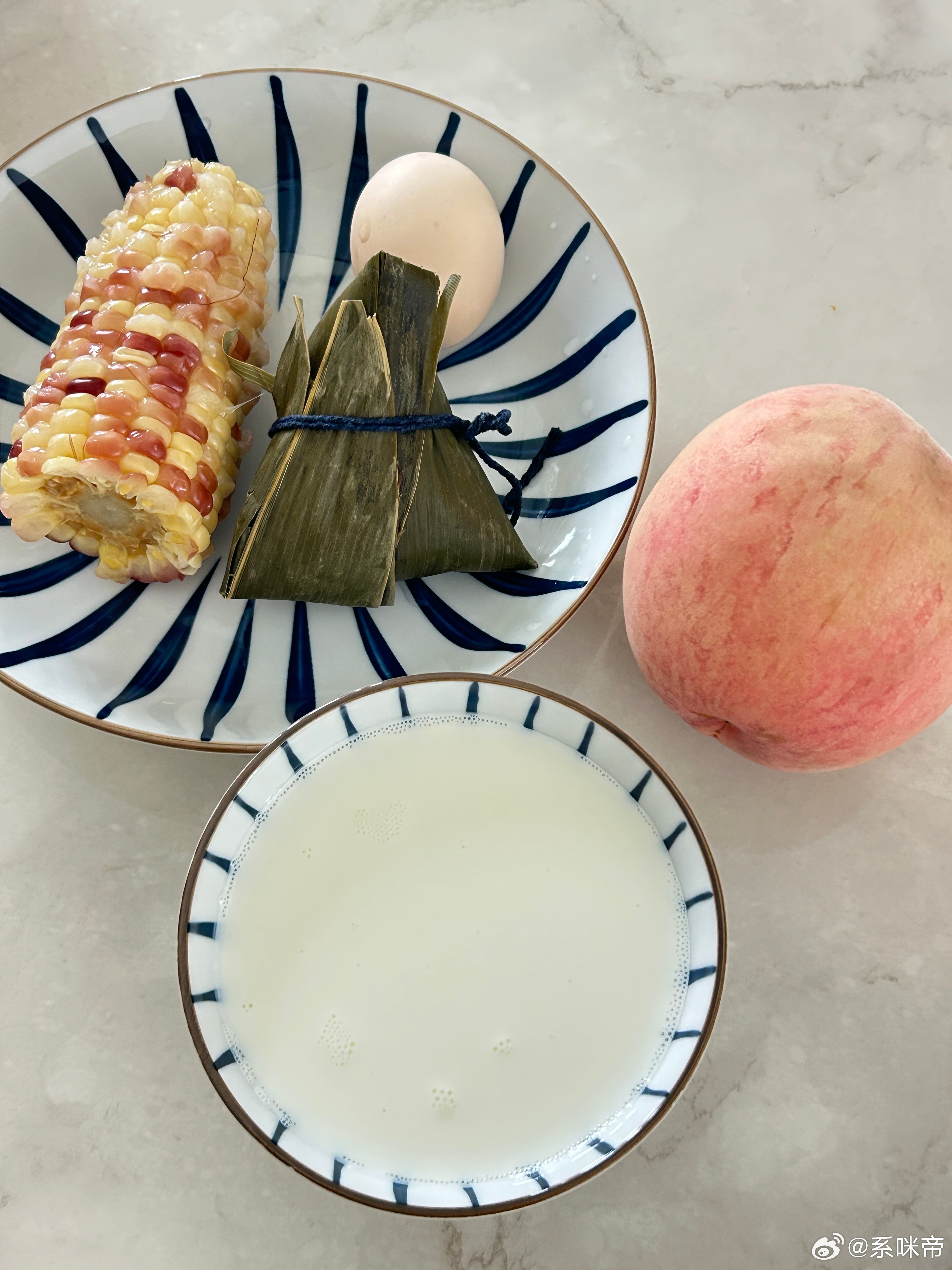减肥第41天早餐：玉米+桃子+牛奶+紫米豆沙粽子午餐：饺子+葡萄+椰子卷晚餐：青