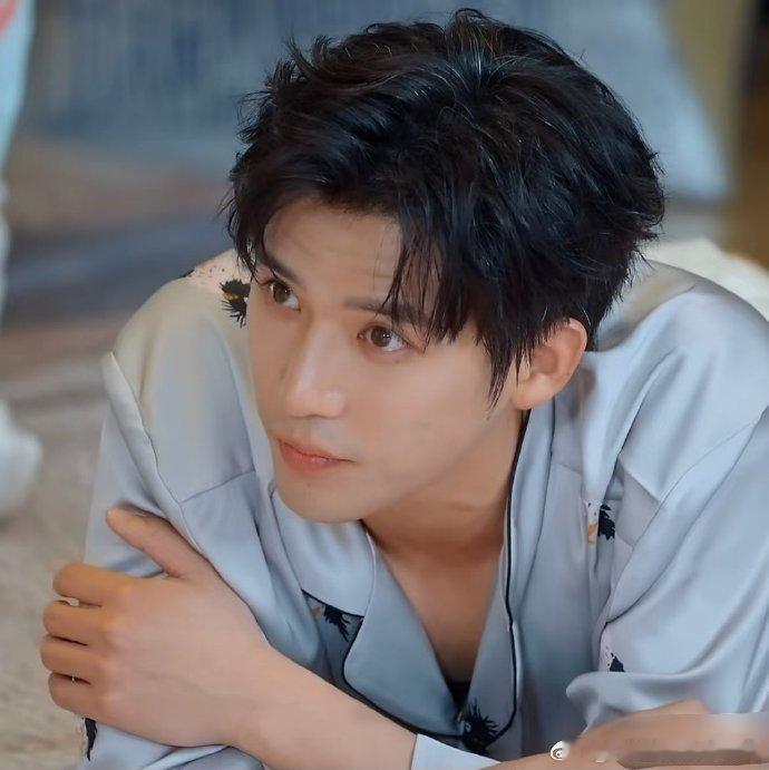 王安宇王鹤棣头顶白发王安宇王鹤棣白头发才察觉王安宇王鹤棣同为 98 年，两人头顶