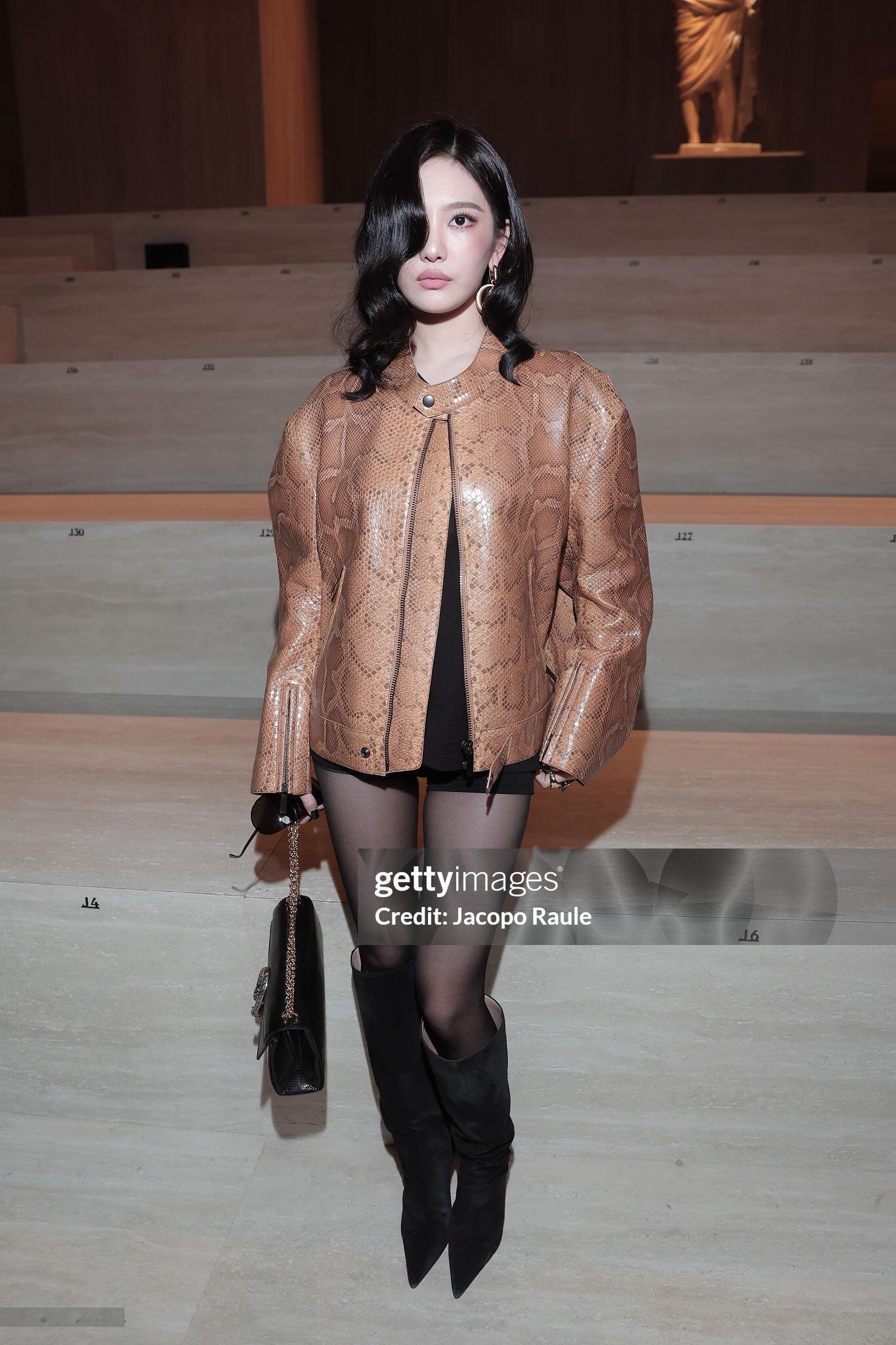 宁艺卓今日出席 Gucci 2026秋冬大秀，身穿刚刚发布的超季秀款亮相，G社依