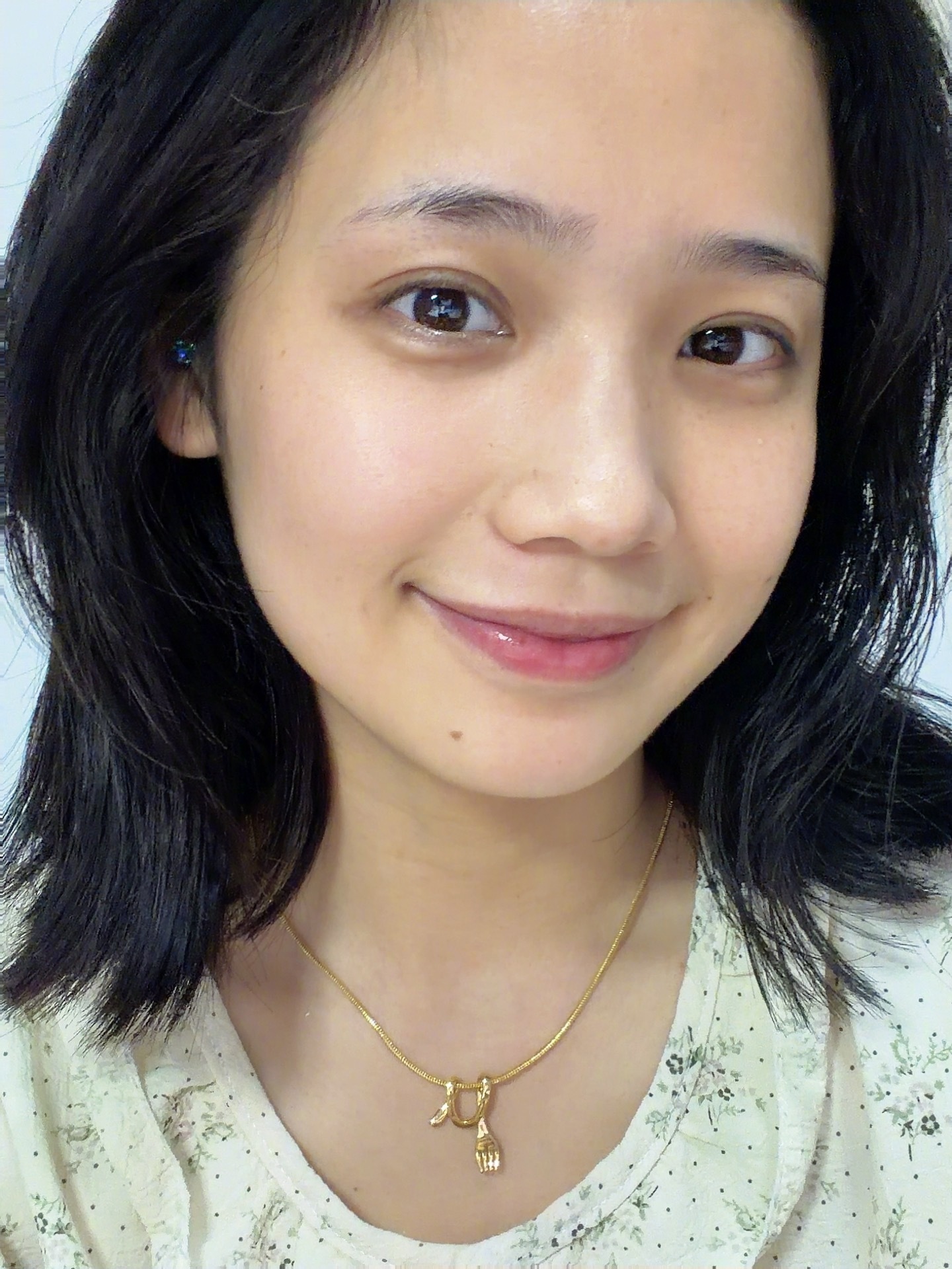 今天主打一个“原相机直出”的松弛感～虽然有点小瑕疵，但就是喜欢这种不费力的自在[