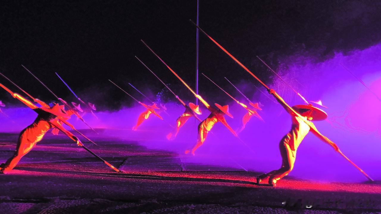 [呲牙]来武夷山旅游，除了乘竹筏漂流九曲溪，夜晚观赏山水实景演出《印象大红袍》，