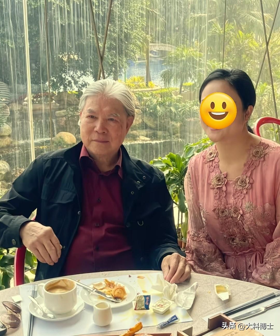 79岁霍震霆被偶遇，银发精神矍铄，低调喝咖啡性格亲和
 
近日，有网友在海南一家