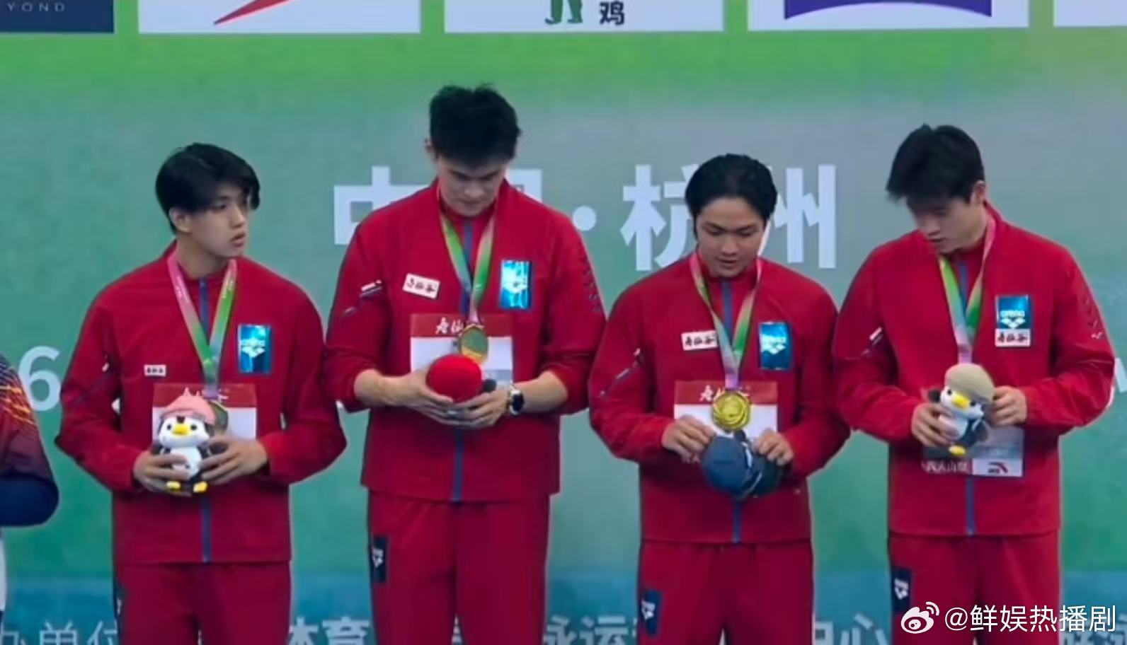 孙杨说我们速度和年龄都是第一孙杨第二棒追至第一34岁老将依旧统治泳池，第二棒极限